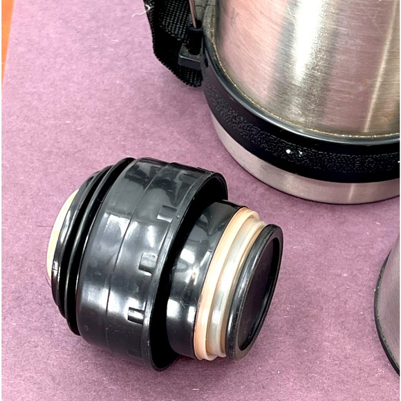 Hot/Cold Vacuum Insulated
Thermos Retractable Handle with
Strap 3 piece app 10x3 - Picture 4 of 8